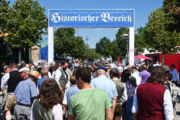 Nach dem Oktoberfest ist das Gäubodenvolksfest in Straubing das bekannteste Volksfest in Bayern. Der Vergnügungspark umfasst rund 130 Fahrgeschäfte. Kirmes-Besucher beim Jahrmarkt auf dem Rummel. Foto: Menschen-Trubel, historischer Bereich