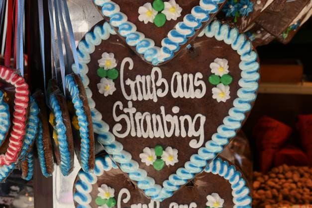 News Bilder des Tages Nach dem Oktoberfest ist das Gäubodenvolksfest in Straubing das bekannteste Volksfest in Bayern. Der Vergnügungspark umfasst rund 130 Fahrgeschäfte. Kirmes-Besucher beim Jahrmarkt auf dem Rummel. Foto: Lebkuchenherz - Gruss aus Straubing