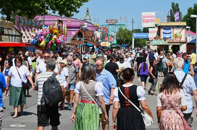 Nach dem Oktoberfest ist das Gäubodenvolksfest in Straubing das bekannteste Volksfest in Bayern. Der Vergnügungspark umfasst rund 130 Fahrgeschäfte. Kirmes-Besucher beim Jahrmarkt auf dem Rummel. Foto: Menschen-Trubel auf dem Festplatz am Hagen.