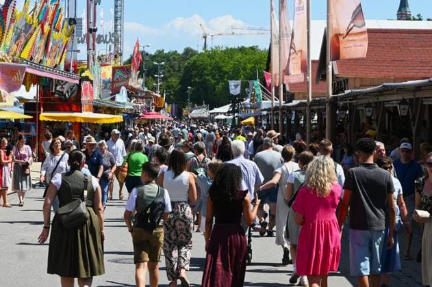 Nach dem Oktoberfest ist das Gäubodenvolksfest in Straubing das bekannteste Volksfest in Bayern. Der Vergnügungspark umfasst rund 130 Fahrgeschäfte. Kirmes-Besucher beim Jahrmarkt auf dem Rummel. Foto: Menschen-Trubel, Festplatz am Hagen.