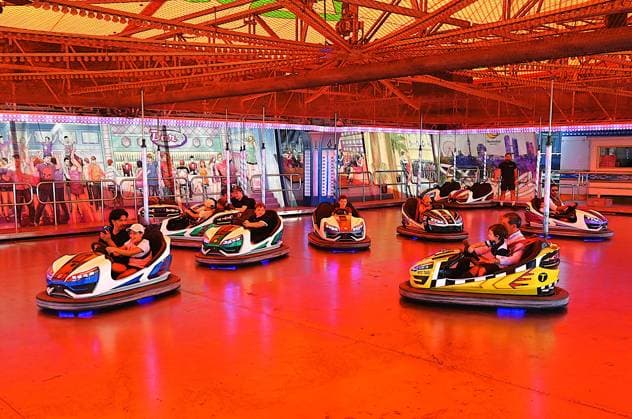 Nach dem Oktoberfest ist das Gäubodenvolksfest in Straubing das bekannteste Volksfest in Bayern. Der Vergnügungspark umfasst rund 130 Fahrgeschäfte. Kirmes-Besucher beim Jahrmarkt auf dem Rummel. Foto: Fahrgeschäft - Distel Autoscooter