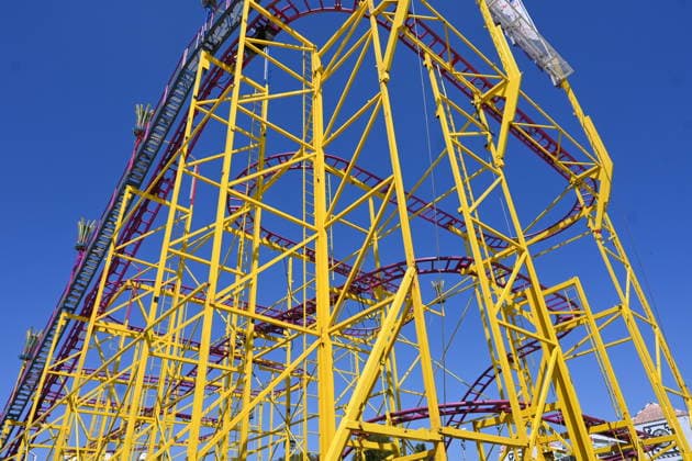 Nach dem Oktoberfest ist das Gäubodenvolksfest in Straubing das bekannteste Volksfest in Bayern. Der Vergnügungspark umfasst rund 130 Fahrgeschäfte. Kirmes-Besucher beim Jahrmarkt auf dem Rummel. Foto: Wilde Maus, Achterbahn von Schausteller Münch