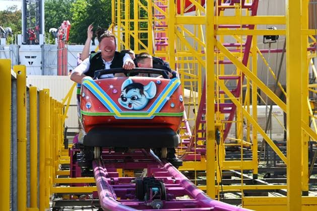 Nach dem Oktoberfest ist das Gäubodenvolksfest in Straubing das bekannteste Volksfest in Bayern. Der Vergnügungspark umfasst rund 130 Fahrgeschäfte. Kirmes-Besucher beim Jahrmarkt auf dem Rummel. Foto: Wilde Maus, Achterbahn von Schausteller Münch