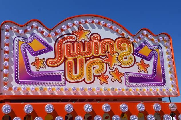 Nach dem Oktoberfest ist das Gäubodenvolksfest in Straubing das bekannteste Volksfest in Bayern. Der Vergnügungspark umfasst rund 130 Fahrgeschäfte. Kirmes-Besucher beim Jahrmarkt auf dem Rummel. Foto: Swing Up - Fahrgeschäft der Schaustellerfamilie Thoma. Dieses Karussell war bis 2019 in einem Freizeitpark in Tokio - Japan - in Betrieb.