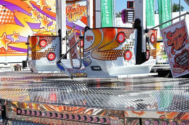 Nach dem Oktoberfest ist das Gäubodenvolksfest in Straubing das bekannteste Volksfest in Bayern. Der Vergnügungspark umfasst rund 130 Fahrgeschäfte. Kirmes-Besucher beim Jahrmarkt auf dem Rummel. Foto: Swing Up - Fahrgeschäft der Schaustellerfamilie Thoma. Dieses Karussell war bis 2019 in einem Freizeitpark in Tokio - Japan - in Betrieb.