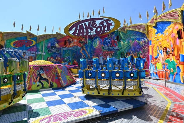 Nach dem Oktoberfest ist das Gäubodenvolksfest in Straubing das bekannteste Volksfest in Bayern. Der Vergnügungspark umfasst rund 130 Fahrgeschäfte. Kirmes-Besucher beim Jahrmarkt auf dem Rummel. Foto: Take Off - Fahrgeschäft
