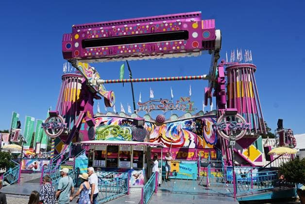 Nach dem Oktoberfest ist das Gäubodenvolksfest in Straubing das bekannteste Volksfest in Bayern. Der Vergnügungspark umfasst rund 130 Fahrgeschäfte. Kirmes-Besucher beim Jahrmarkt auf dem Rummel. Foto: Top Spin 1 - Fahrgeschäft.