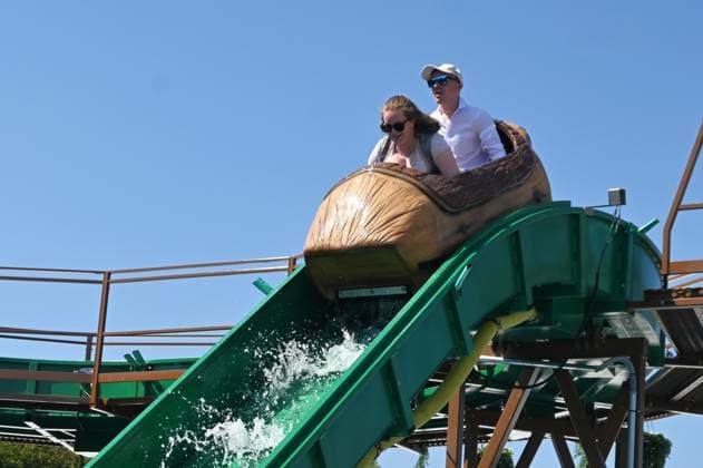 Nach dem Oktoberfest ist das Gäubodenvolksfest in Straubing das bekannteste Volksfest in Bayern. Der Vergnügungspark umfasst rund 130 Fahrgeschäfte. Kirmes-Besucher beim Jahrmarkt auf dem Rummel. Foto: Verdora Island, mobile Wasserbahn.