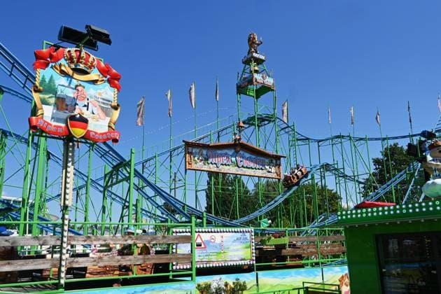 Nach dem Oktoberfest ist das Gäubodenvolksfest in Straubing das bekannteste Volksfest in Bayern. Der Vergnügungspark umfasst rund 130 Fahrgeschäfte. Kirmes-Besucher beim Jahrmarkt auf dem Rummel. Foto: Vorlop Alpen Coaster, Achterbahn.