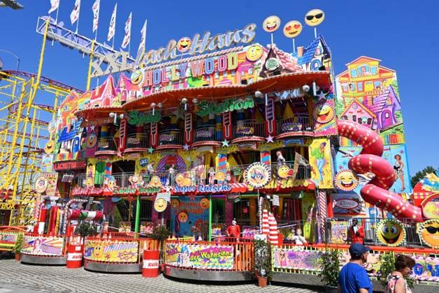 Nach dem Oktoberfest ist das Gäubodenvolksfest in Straubing das bekannteste Volksfest in Bayern. Der Vergnügungspark umfasst rund 130 Fahrgeschäfte. Kirmes-Besucher beim Jahrmarkt auf dem Rummel. Foto: XXL Lachhaus, Laufgeschäft