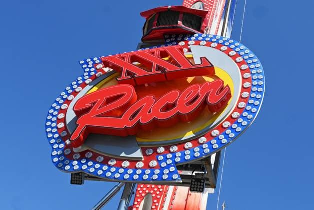 Nach dem Oktoberfest ist das Gäubodenvolksfest in Straubing das bekannteste Volksfest in Bayern. Der Vergnügungspark umfasst rund 130 Fahrgeschäfte. Kirmes-Besucher beim Jahrmarkt auf dem Rummel. Foto: XXL Racer, Fahrgeschäft.