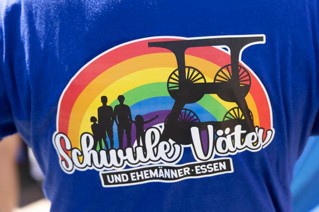 Die Ruhrpride 2026 in Essen. 08.08.2026, EU, DEU, Deutschland, Nordrhein-Westfalen, Essen: Nach dem Anschlag in Berlin fand die Ruhr Pride bzw. der CSD unter dem inoffiziellen Motto Jetzt erst recht statt. Wie in den letzten Jahren zog die Demonstration vom Messeparkplatz in Rüttenscheid am Bahnhof vorbei zum Kennedyplatz in der Innenstadt. An der Spitze der Demonstration mit mehreren 1000 Personen stand der CDU-Oberbürgermeister Thomas Kufen. EU, DEU, Germany, North Rhine-Westphalia, Essen: Following the attack in Berlin, Ruhr Pride or the CSD took place under the unofficial slogan ˜Now more than ever™. As in previous years, the march set off from the exhibition centre car park in Rüttenscheid, passed the railway stat