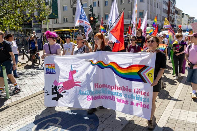 Die Ruhrpride 2026 in Essen. 08.08.2026, EU, DEU, Deutschland, Nordrhein-Westfalen, Essen: Nach dem Anschlag in Berlin fand die Ruhr Pride bzw. der CSD unter dem inoffiziellen Motto Jetzt erst recht statt. Wie in den letzten Jahren zog die Demonstration vom Messeparkplatz in Rüttenscheid am Bahnhof vorbei zum Kennedyplatz in der Innenstadt. An der Spitze der Demonstration mit mehreren 1000 Personen stand der CDU-Oberbürgermeister Thomas Kufen. EU, DEU, Germany, North Rhine-Westphalia, Essen: Following the attack in Berlin, Ruhr Pride or the CSD took place under the unofficial slogan ˜Now more than ever™. As in previous years, the march set off from the exhibition centre car park in Rüttenscheid, passed the railway stat