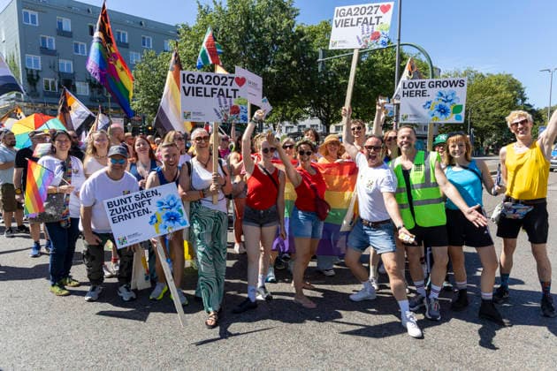 Die Ruhrpride 2026 in Essen. 08.08.2026, EU, DEU, Deutschland, Nordrhein-Westfalen, Essen: Nach dem Anschlag in Berlin fand die Ruhr Pride bzw. der CSD unter dem inoffiziellen Motto Jetzt erst recht statt. Wie in den letzten Jahren zog die Demonstration vom Messeparkplatz in Rüttenscheid am Bahnhof vorbei zum Kennedyplatz in der Innenstadt. An der Spitze der Demonstration mit mehreren 1000 Personen stand der CDU-Oberbürgermeister Thomas Kufen. EU, DEU, Germany, North Rhine-Westphalia, Essen: Following the attack in Berlin, Ruhr Pride or the CSD took place under the unofficial slogan ˜Now more than ever™. As in previous years, the march set off from the exhibition centre car park in Rüttenscheid, passed the railway stat