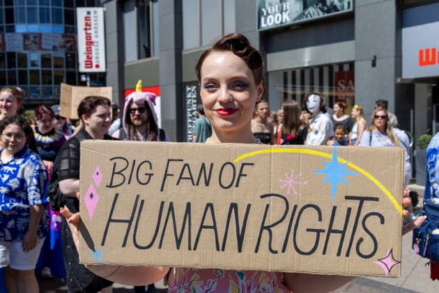 Die Ruhrpride 2026 in Essen. 08.08.2026, EU, DEU, Deutschland, Nordrhein-Westfalen, Essen: Nach dem Anschlag in Berlin fand die Ruhr Pride bzw. der CSD unter dem inoffiziellen Motto Jetzt erst recht statt. Wie in den letzten Jahren zog die Demonstration vom Messeparkplatz in Rüttenscheid am Bahnhof vorbei zum Kennedyplatz in der Innenstadt. An der Spitze der Demonstration mit mehreren 1000 Personen stand der CDU-Oberbürgermeister Thomas Kufen. EU, DEU, Germany, North Rhine-Westphalia, Essen: Following the attack in Berlin, Ruhr Pride or the CSD took place under the unofficial slogan ˜Now more than ever™. As in previous years, the march set off from the exhibition centre car park in Rüttenscheid, passed the railway stat