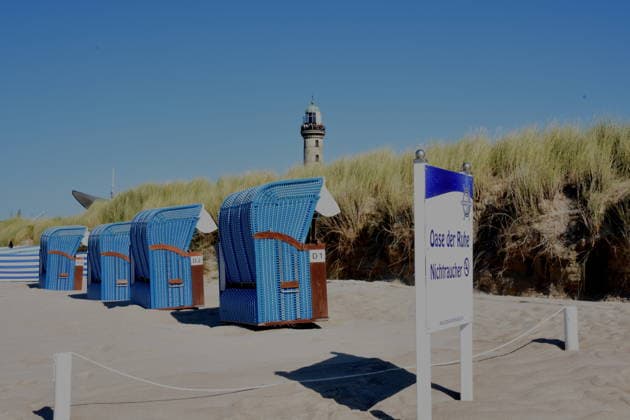 Strand -Strandkoerbe Leuchtturm Warnemuende Ostsee 08.08.2026 Hafen 35 .Hanse Sail-Treffen von Segelschiffen und Schiffen Foto Warnemuende Ostsee