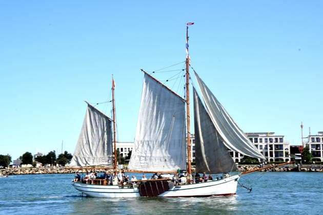 Segelschiff Passagiere Warnemuende Ostsee 08.08.2026 Hafen 35 .Hanse Sail-Treffen von Segelschiffen und Schiffen Foto Warnemuende Ostsee