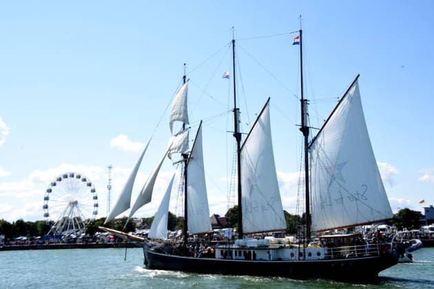 Segelschiff Passagiere Riesenrad Warnemuende Ostsee 08.08.2026 Hafen 35 .Hanse Sail-Treffen von Segelschiffen und Schiffen Foto Warnemuende Ostsee
