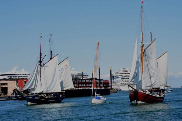 Segelschiffe Passagiere Warnemuende Ostsee 08.08.2026 Hafen 35 .Hanse Sail-Treffen von Segelschiffen und Schiffen Foto Warnemuende Ostsee