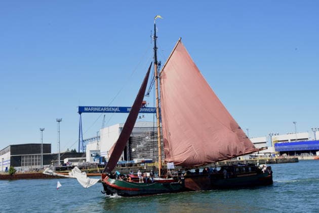 Segelschiff Passagiere Warnemuende Ostsee 08.08.2026 Hafen 35 .Hanse Sail-Treffen von Segelschiffen und Schiffen Foto Warnemuende Ostsee