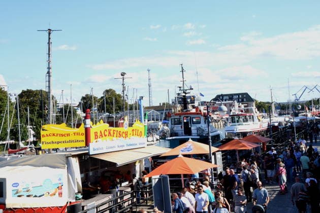 Strandpromenade Backfisch Stand Warnemuende Ostsee 08.08.2026 Hafen 35 .Hanse Sail-Treffen von Segelschiffen und Schiffen Foto Warnemuende Ostsee