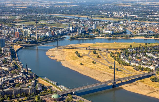 Luftbild, historisches Niedrigwasser am Rhein, trocken gefallene Rheinwiesen an der Rheinkniebrücke bei Oberkassel, Unterrath, Düsseldorf, Ruhrgebiet, Nordrhein-Westfalen, Deutschland !ACHTUNGxMINDESTHONORARx60xEURO!
