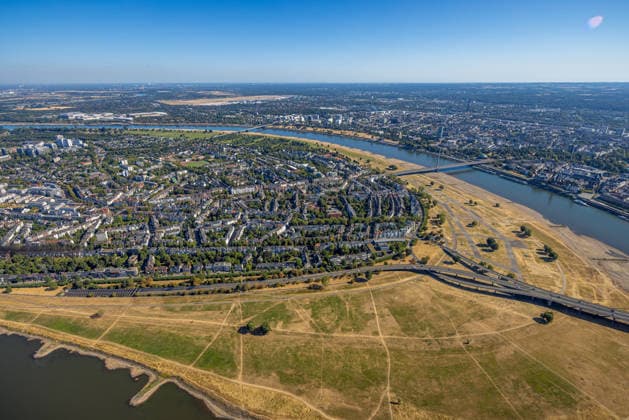 Luftbild, historisches Niedrigwasser am Rhein, trocken gefallene Rheinwiesen an der Rheinkniebrücke bei Oberkassel, Unterrath, Düsseldorf, Ruhrgebiet, Nordrhein-Westfalen, Deutschland !ACHTUNGxMINDESTHONORARx60xEURO!