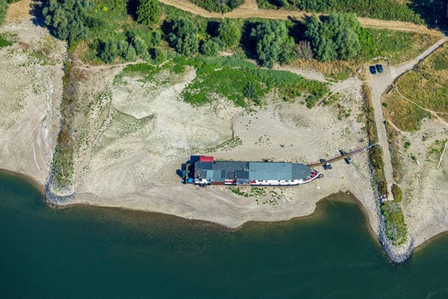 Luftbild, trocken gefallenes Wohnschiff in Hamm, historisches Niedrigwasser am Rhein, Grimlinghausen, Neuss, Ruhrgebiet, Nordrhein-Westfalen, Deutschland !ACHTUNGxMINDESTHONORARx60xEURO!