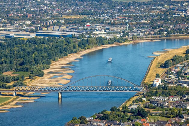 Luftbild, Hammer Eisenbahnbrücke, historisches Niedrigwasser am Rhein, Volmerswerth, Düsseldorf, Ruhrgebiet, Nordrhein-Westfalen, Deutschland !ACHTUNGxMINDESTHONORARx60xEURO!