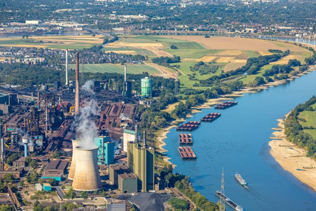 Luftbild, historisches Niedrigwasser am Rhein, parkende Leichter bei den HKM in Dusisburg, Wanheim-Angerhausen, Duisburg, Ruhrgebiet, Nordrhein-Westfalen, Deutschland !ACHTUNGxMINDESTHONORARx60xEURO!