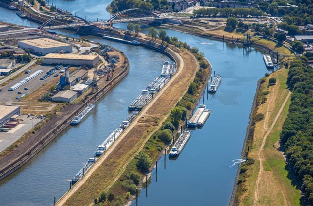 Luftbild, parkende Frachtschiffe am Ausgang der Duisburger Hafens, historisches Niedrigwasser am Rhein, Kaßlerfeld, Duisburg, Ruhrgebiet, Nordrhein-Westfalen, Deutschland !ACHTUNGxMINDESTHONORARx60xEURO!