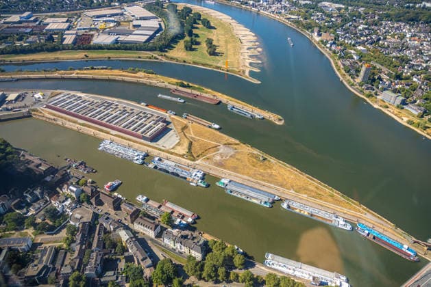 Luftbild, parkende Frachtschiffe am Ausgang der Duisburger Hafens, historisches Niedrigwasser am Rhein, Kaßlerfeld, Duisburg, Ruhrgebiet, Nordrhein-Westfalen, Deutschland !ACHTUNGxMINDESTHONORARx60xEURO!