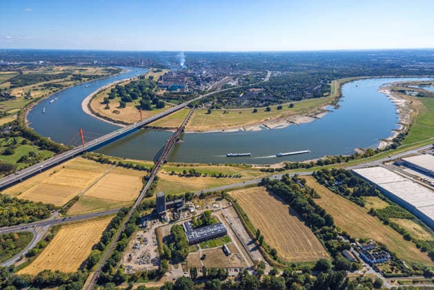 Luftbild, Eisenbahnbrücke und A42-Autobahnbrücke nach Bruckhausen, historisches Niedrigwasser am Rhein, Beeckerwerth, Duisburg, Ruhrgebiet, Nordrhein-Westfalen, Deutschland !ACHTUNGxMINDESTHONORARx60xEURO!