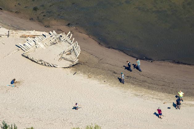Luftbild, bei Niedrigwassersieht man das historische Schiffswrack De Hoop, historisches Niedrigwasser am Rhein, Salmorth, Kleve, Ruhrgebiet, Nordrhein-Westfalen, Deutschland !ACHTUNGxMINDESTHONORARx60xEURO!