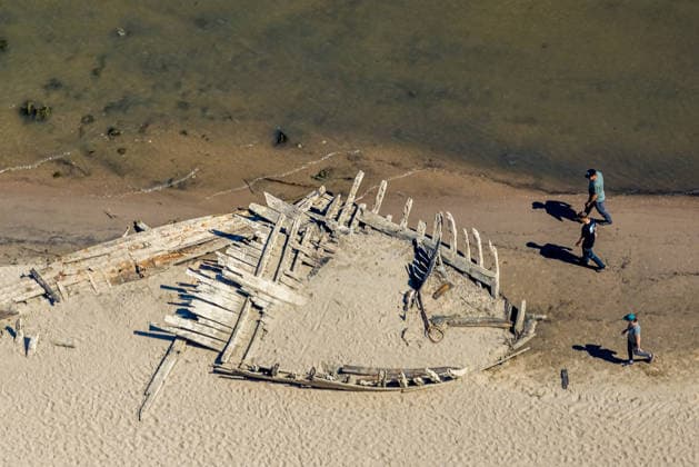 Luftbild, bei Niedrigwassersieht man das historische Schiffswrack De Hoop, historisches Niedrigwasser am Rhein, Salmorth, Kleve, Ruhrgebiet, Nordrhein-Westfalen, Deutschland !ACHTUNGxMINDESTHONORARx60xEURO!