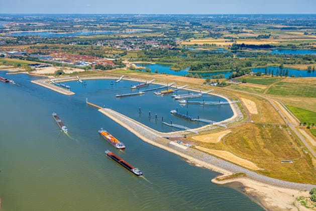 Luftbild, Frachtschiff auf dem Trockenen im Hafen von Spijk und Tolkamer in den Niederlanden, historisches Niedrigwasser am Rhein, Salmorth, Kleve, Ruhrgebiet, Nordrhein-Westfalen, Deutschland !ACHTUNGxMINDESTHONORARx60xEURO!