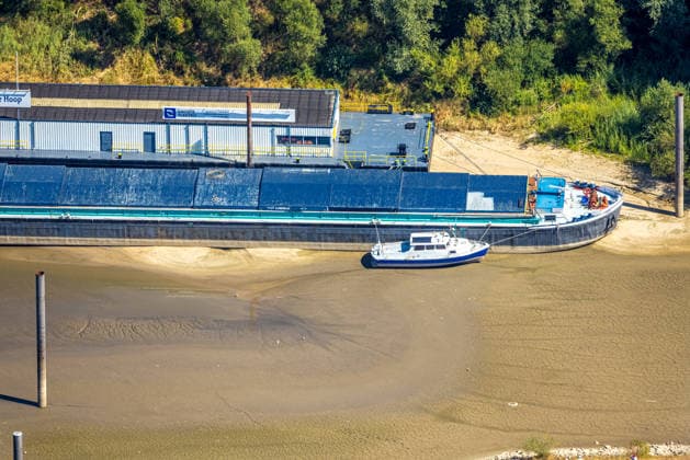 Luftbild, Frachtschiff auf dem Trockenen im Hafen von Spijk und Tolkamer in den Niederlanden, historisches Niedrigwasser am Rhein, Salmorth, Kleve, Ruhrgebiet, Nordrhein-Westfalen, Deutschland !ACHTUNGxMINDESTHONORARx60xEURO!