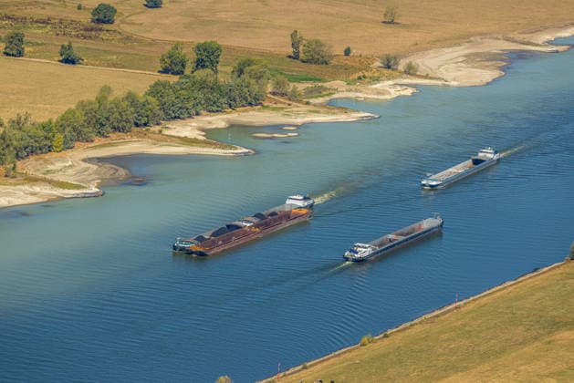 Luftbild, historisches Niedrigwasser am Rhein, Ork, Voerde, Ruhrgebiet, Nordrhein-Westfalen, Deutschland, zum Teil beladene Binnenfrachtschiffe !ACHTUNGxMINDESTHONORARx60xEURO!