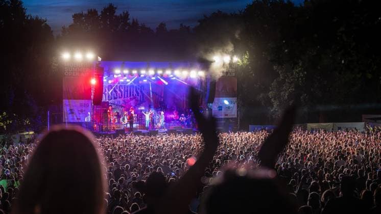 Summer Open Air in Mülheim an der Ruhr ** NUR FÜR REDAKTIONELLE ZWECKE ** EDITORIAL USE ONLY **<p>Insgesamt 5000 Menschen verfolgen am Samstagabend, 08.08.2026, den Auftritt der Band Boss Hoss und der Vorgruppe Rebel Tell beim Mülheim Summer Open Air auf der Wiese am Schloß Broich in Mülheim an der Ruhr. Deutschland NRW Mülheim an der Ruhr Copyright: MartinxMöller
