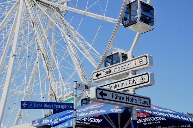 Strandpromenade Richtungsanzeiger Riesenrad Warnemuende Ostsee 08.08.2026 Hafen 35 .Hanse Sail-Treffen von Segelschiffen und Schiffen Foto Warnemuende Ostsee