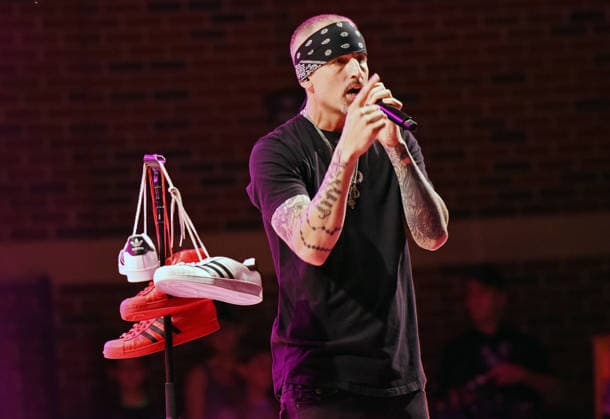 August 9, 2026, Woodstock, Georgia, USA: Brad Fischetti of LFO, with sneakers in honor of Rich Cronin and Devin Lima at Pop 2000 Tour at the Woodstock Summer Concert Series, Woodstock, Georgia. August 8, 2026 Woodstock USA  - ZUMAs380 20260809_zep_s380_019 Copyright: xDerekxStormx