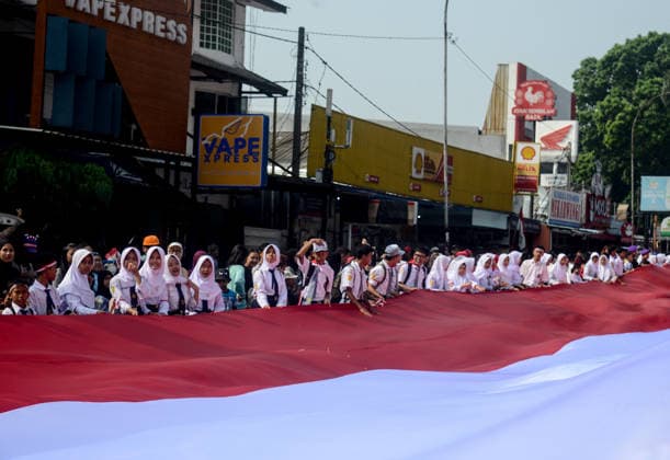 August 9, 2026, Bogor, West Java, Indonesia: Students take part in carrying a 500-metre-long national flag as they marched through the streets of Bogor, West Java, during the ˜Merah Putih™ Festival parade ahead of Indonesia™s 81st Independence Day celebrations. Bogor Indonesia  - ZUMAa216 20260809_zip_a216_008 Copyright: xAdrianaxAdiex