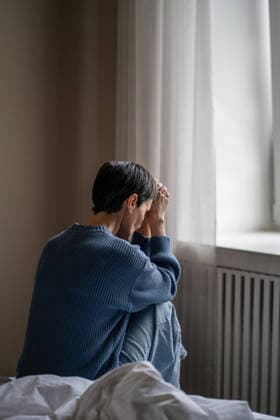 Depressive Frau, die nach einem Familienkonflikt und einer Beziehungskrise mit älteren Menschen mit Erschöpfung und Missbrauch zu kämpfen hat. Depressed mentally destroyed mature woman coping with exhaustion and abuse after family conflict, senior relationships crisis and marriage drama, feeling guilt and suffering from stress and pressure. (License=RF) ,model released, Symbolfoto Copyright: xZoonar.com DmitriixMarchenkox 25374123 ,model released, Symbolfoto ,property released