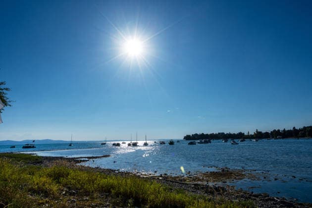 Sommer, Sonne, Bodensee, Blick über den See, die Boote liegen weit draußen, Wasserburg, August 2026 Deutschland, Wasserburg, August 2026, Sommer, Sonne, Bodensee, Blick über den See, die Boote liegen weit draußen, durch Trockenheit freigelegte Uferzone am Bodensee, die aktuelle Trockenheit hat den Pegelstand stark sinken lassen, Niedrigwasser, Wasserstand sehr niedrig, zu wenig Regen, schönes Wetter, Sommer, Sonnenschein, Landkreis Lindau, Bayern,