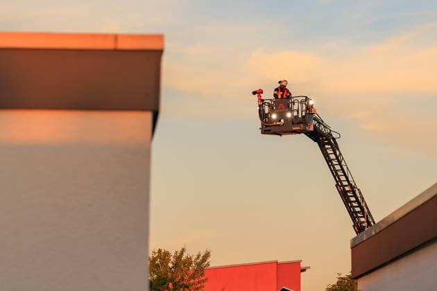Brand in Garten greift auf zwei Wohnhäuser über Am 08.08.2026 alarmierte die Feuerwehr Rüsselsheim gegen 20 Uhr zu einem Brand im Max-Beckmann-Weg im Stadtteil Rüsselsheim-Haßloch. Nach ersten Erkenntnissen nahm das Feuer im Bereich des Gartens seinen Ausgang und griff auf eine Gartensauna, ein Zimmer im Gebäude sowie den Dachbereich des Nachbargebäudes über. Der Löschangriff erfolgte über die Drehleiter mit Wenderohr sowie mit drei Strahlrohren im Außen- und Innenangriff, mehrere Trupps kamen unter Atemschutz zum Einsatz. Niemand wurde verletzt, drei Bewohner kamen für die Nacht anderweitig unter. Insgesamt waren 54 Einsatzkräfte und 18 Fahrzeuge des Rettungsdienstes und der Feuerwehr im Einsatz. Rüsselsheim am Main Haßloch