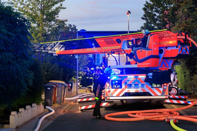Brand in Garten greift auf zwei Wohnhäuser über Am 08.08.2026 alarmierte die Feuerwehr Rüsselsheim gegen 20 Uhr zu einem Brand im Max-Beckmann-Weg im Stadtteil Rüsselsheim-Haßloch. Nach ersten Erkenntnissen nahm das Feuer im Bereich des Gartens seinen Ausgang und griff auf eine Gartensauna, ein Zimmer im Gebäude sowie den Dachbereich des Nachbargebäudes über. Der Löschangriff erfolgte über die Drehleiter mit Wenderohr sowie mit drei Strahlrohren im Außen- und Innenangriff, mehrere Trupps kamen unter Atemschutz zum Einsatz. Niemand wurde verletzt, drei Bewohner kamen für die Nacht anderweitig unter. Insgesamt waren 54 Einsatzkräfte und 18 Fahrzeuge des Rettungsdienstes und der Feuerwehr im Einsatz. Rüsselsheim am Main Haßloch