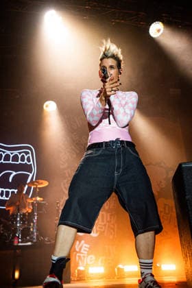 Mit voller Energie, rauer Stimme und jeder Menge Attitüde rockte Ina Bredehorn alias Deine Cousine am 08.08.2026 das Taubertal-Festival in Rothenburg ob der Tauber.