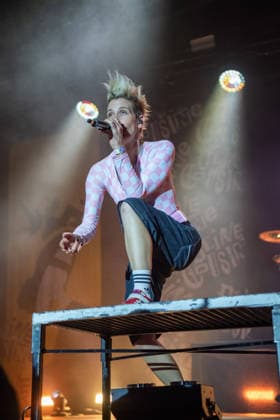 Mit voller Energie, rauer Stimme und jeder Menge Attitüde rockte Ina Bredehorn alias Deine Cousine am 08.08.2026 das Taubertal-Festival in Rothenburg ob der Tauber.