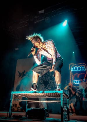 Mit voller Energie, rauer Stimme und jeder Menge Attitüde rockte Ina Bredehorn alias Deine Cousine am 08.08.2026 das Taubertal-Festival in Rothenburg ob der Tauber.