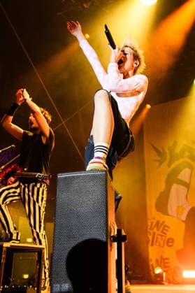 Mit voller Energie, rauer Stimme und jeder Menge Attitüde rockte Ina Bredehorn alias Deine Cousine am 08.08.2026 das Taubertal-Festival in Rothenburg ob der Tauber.